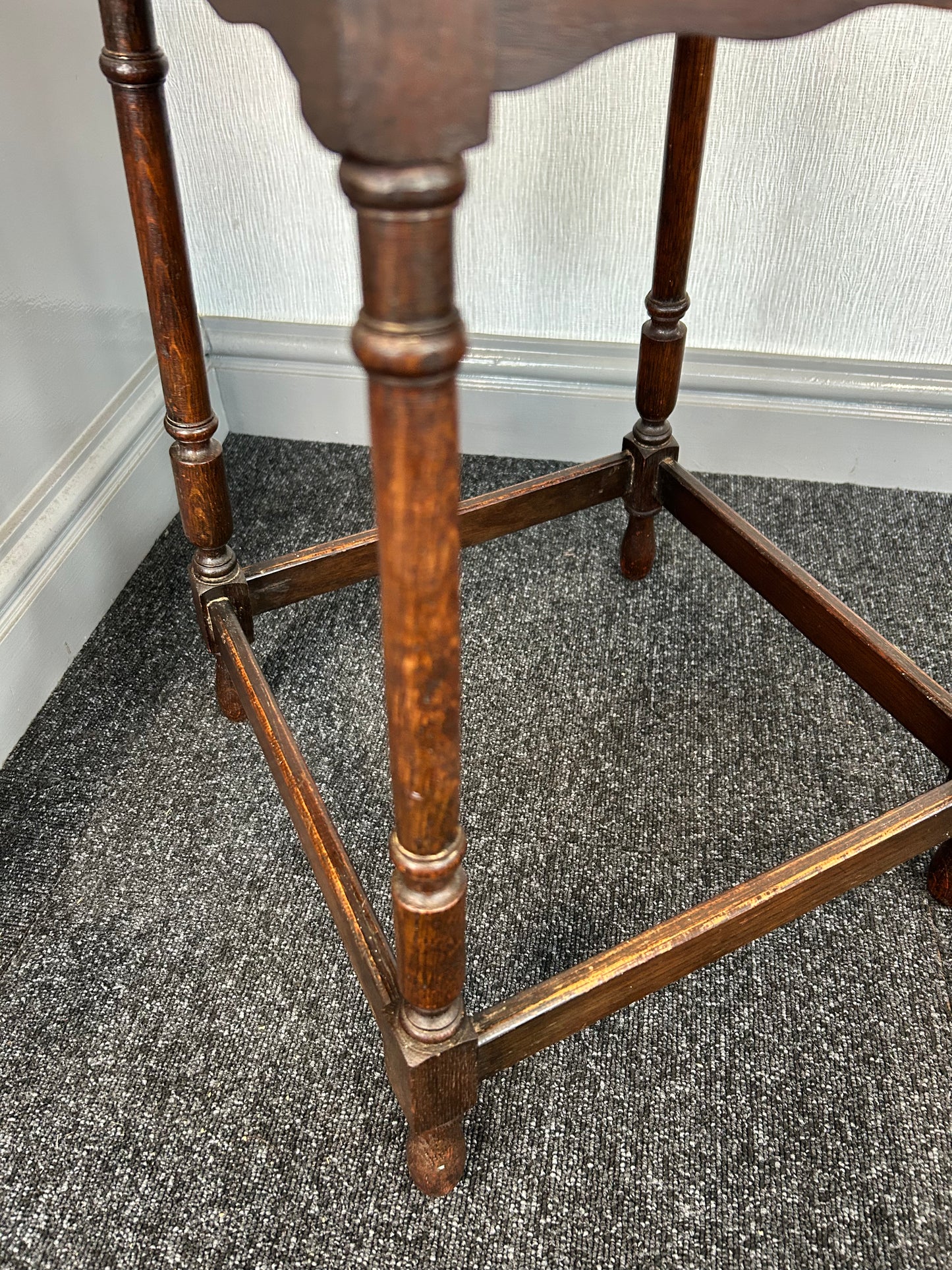 Waring and Gillow petit oak side table