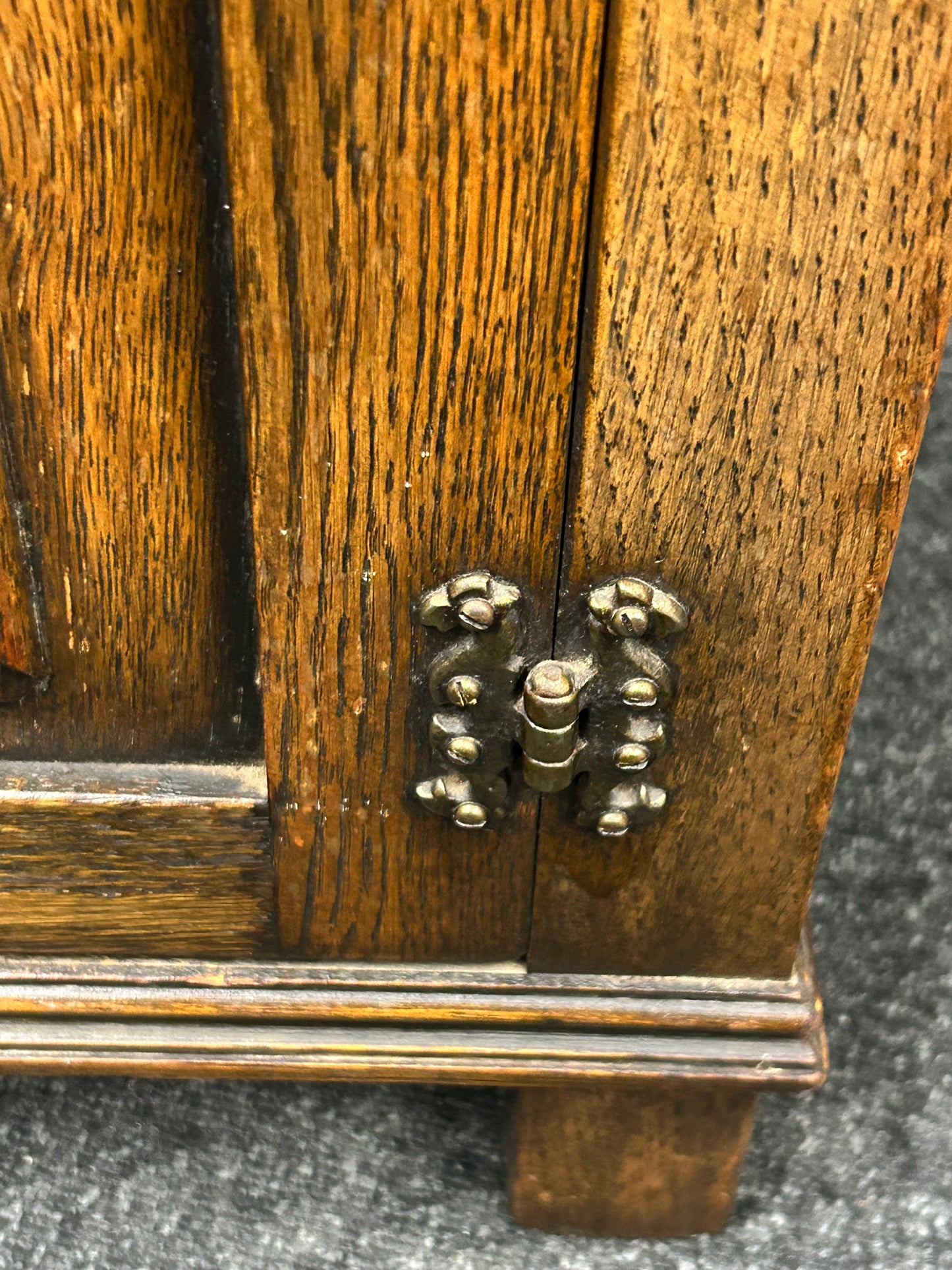 Oak side cabinet with linenfold decoration