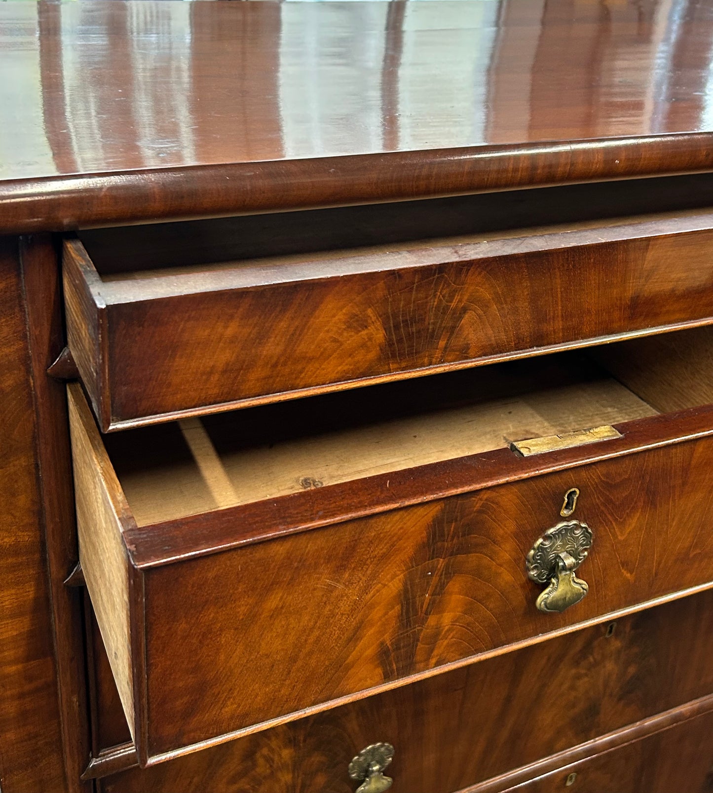 Victorian flamed mahogany chest of drawers