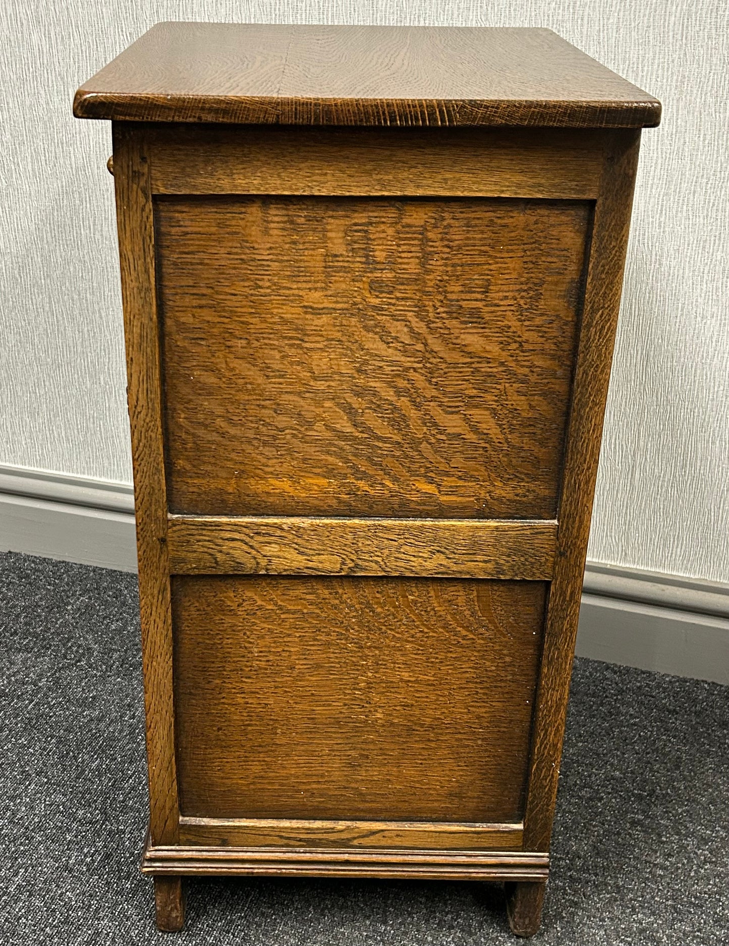 Oak side cabinet with linenfold decoration