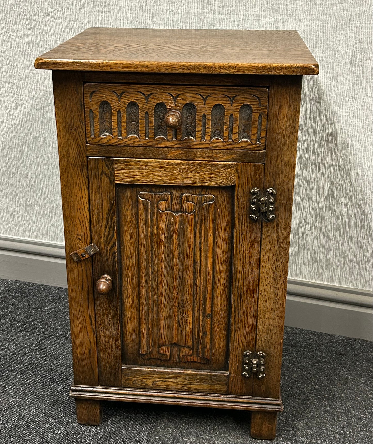 Oak side cabinet with linenfold decoration