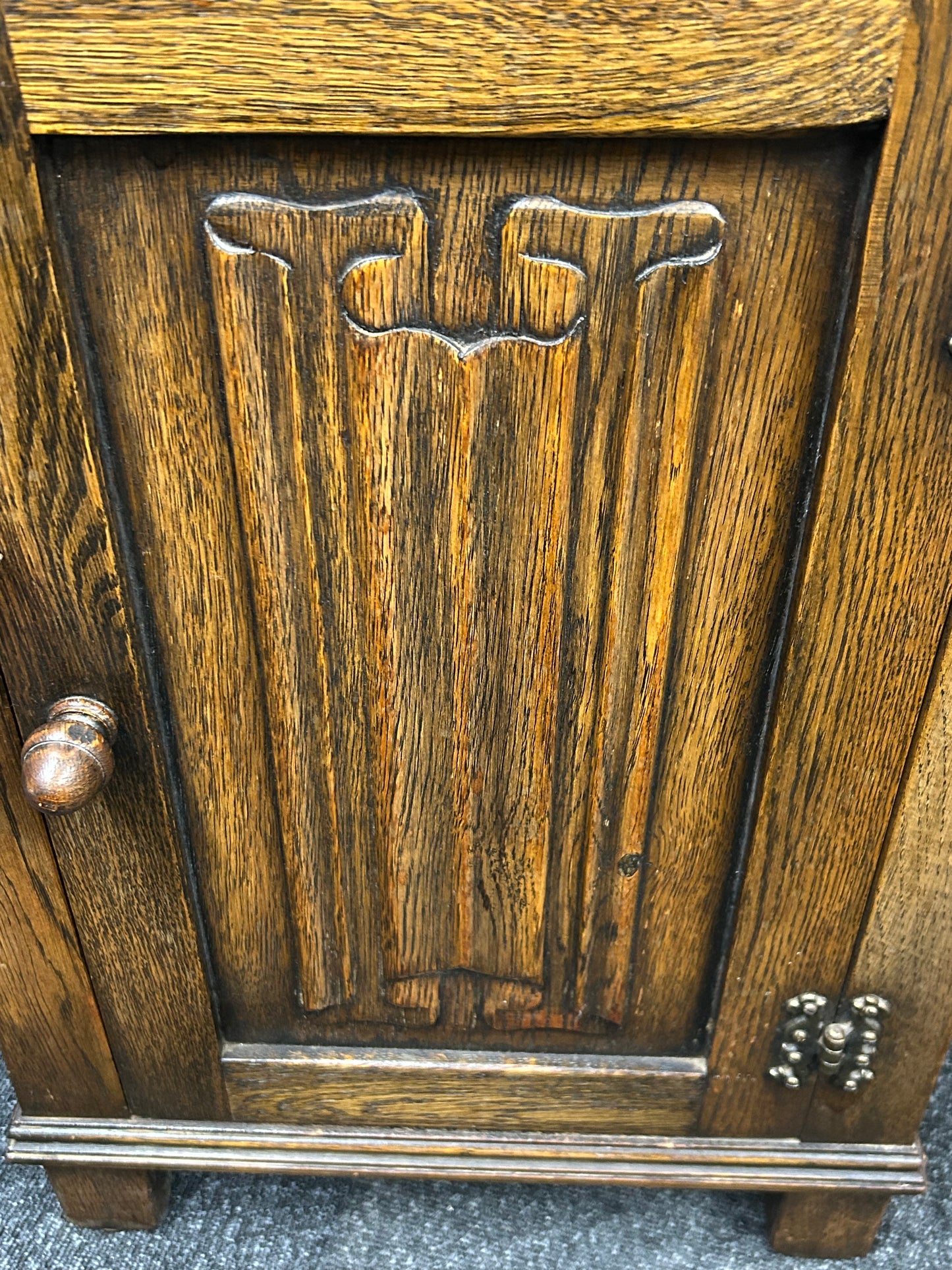 Oak side cabinet with linenfold decoration