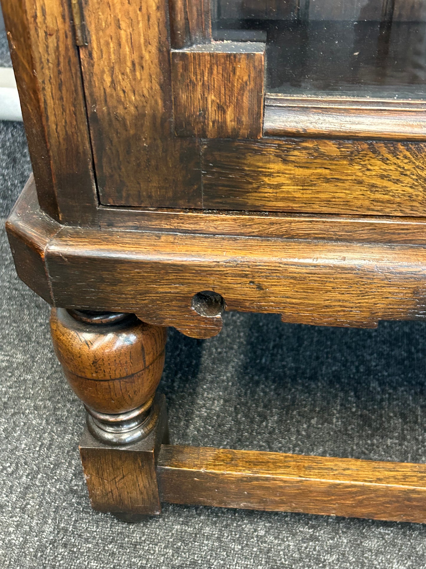 Oak 2 door glazed cabinet
